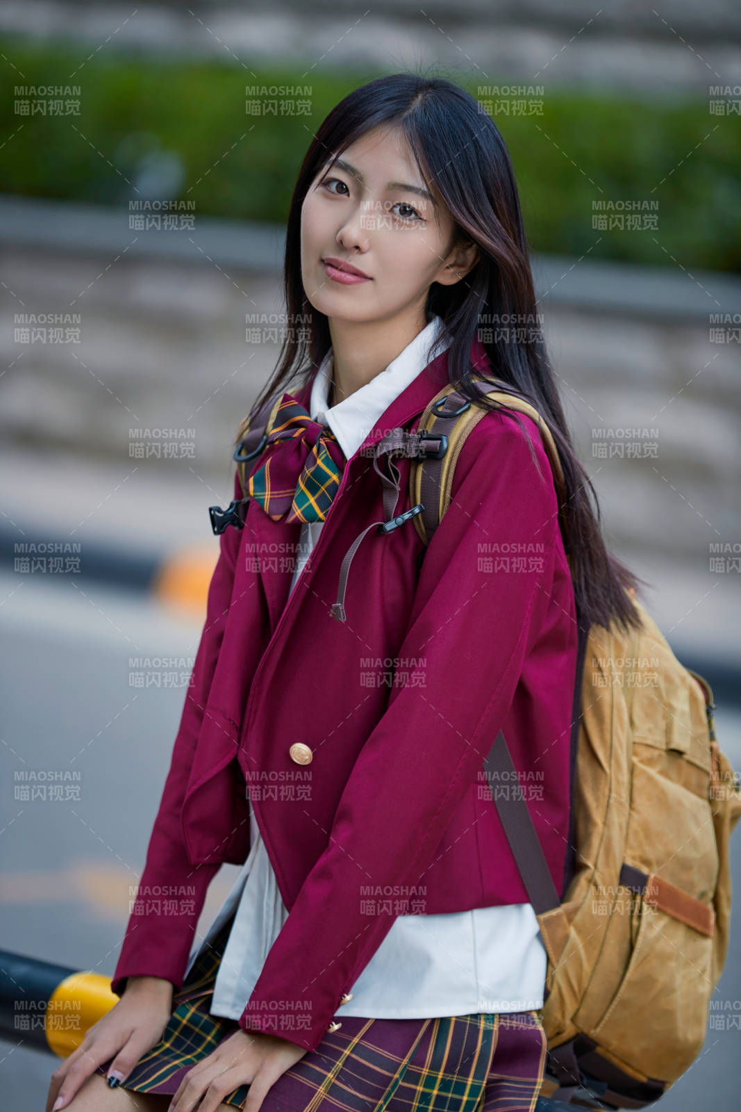 開(kāi)學(xué)季放學(xué)回家路上的女學(xué)生