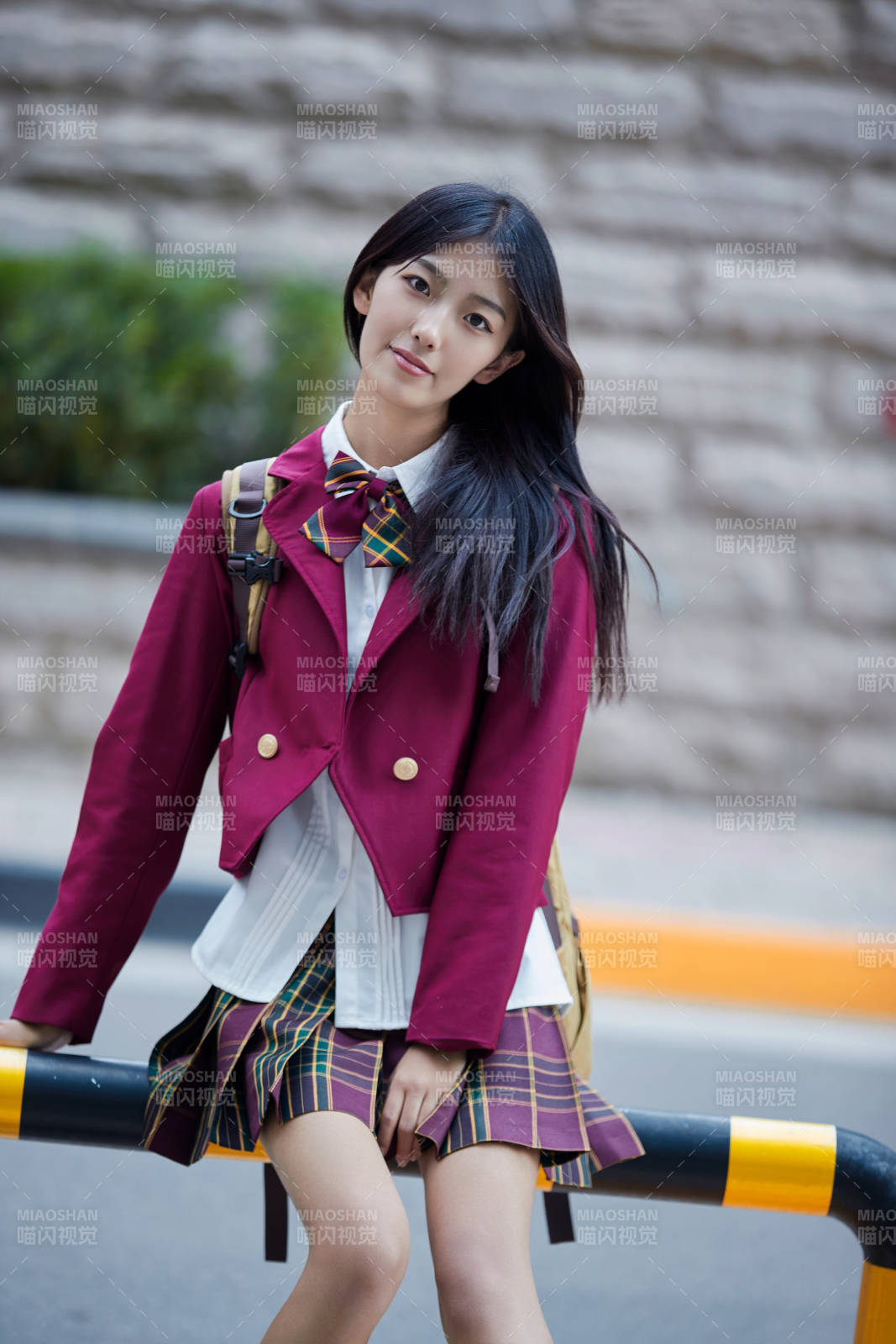 開學(xué)季放學(xué)回家路上的女學(xué)生