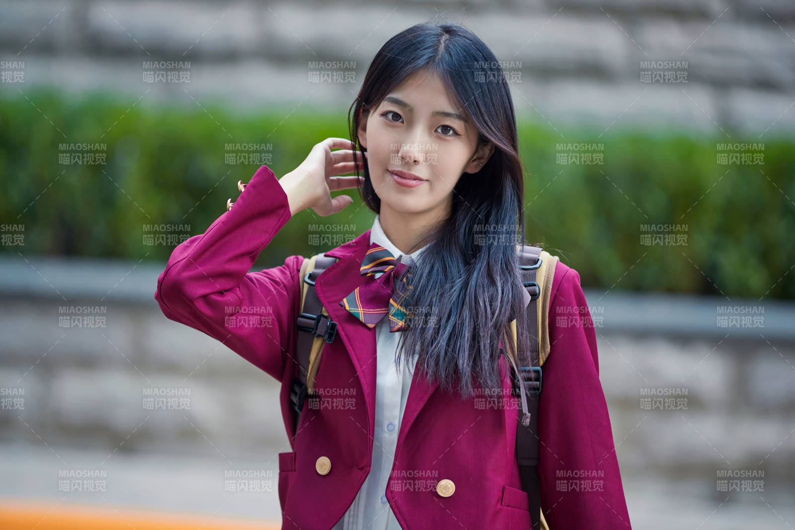 開學季放學回家路上的女學生