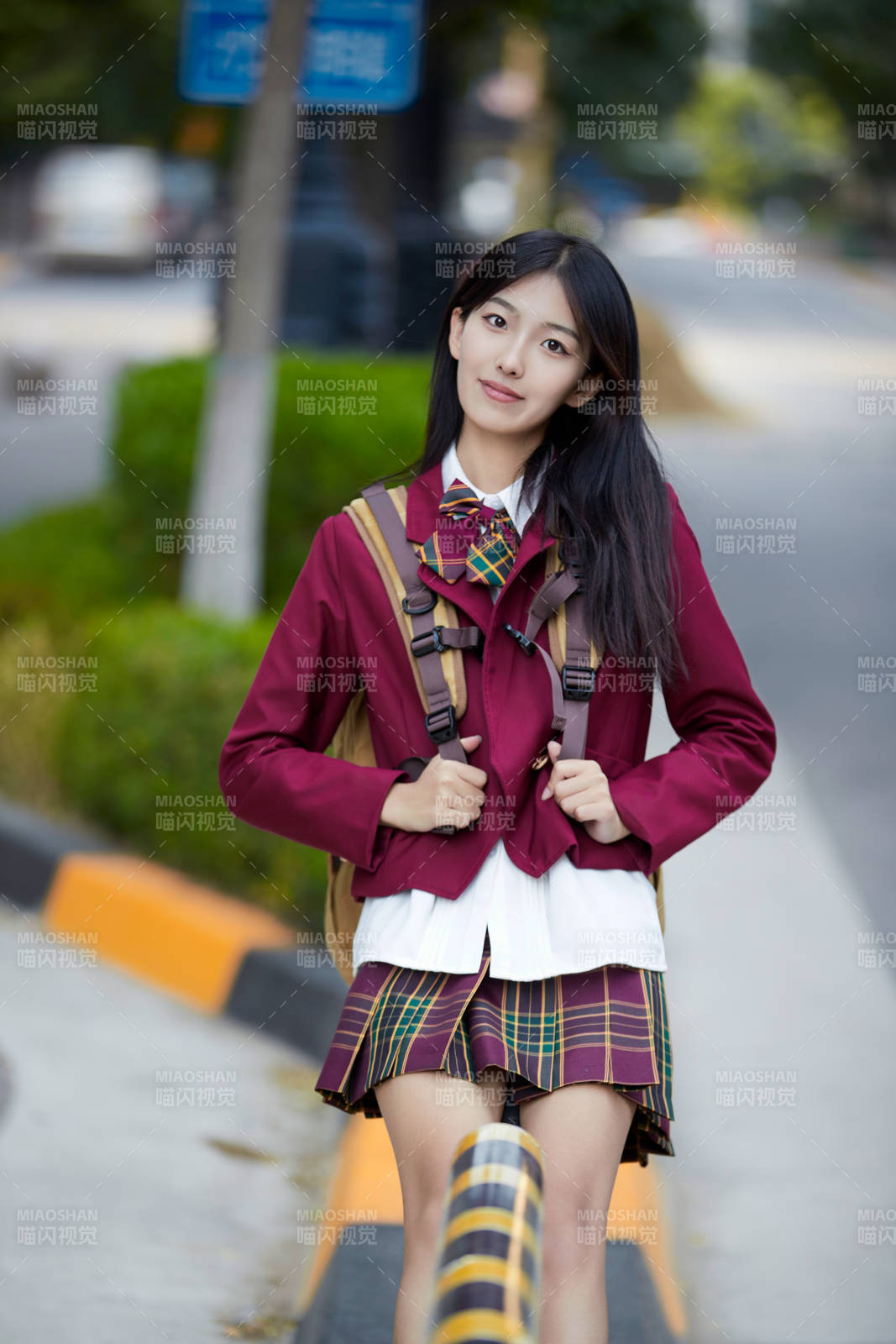 開學季放學回家路上的女學生