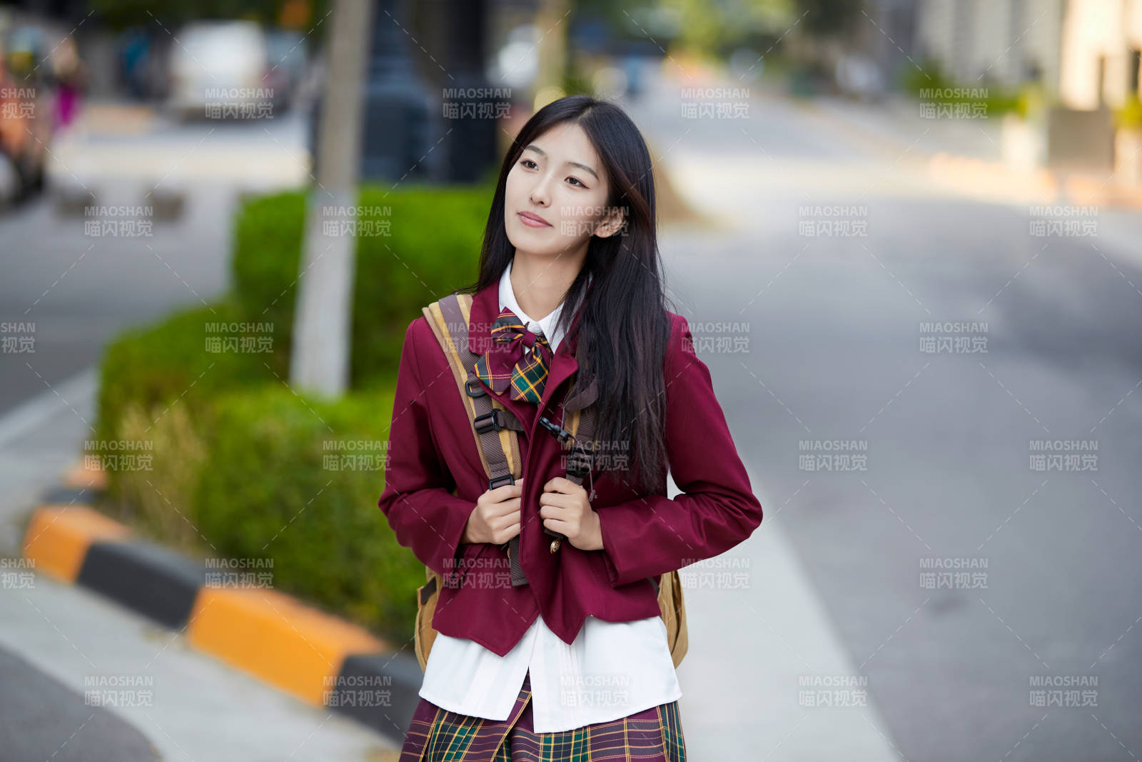 開學季放學回家路上的女學生