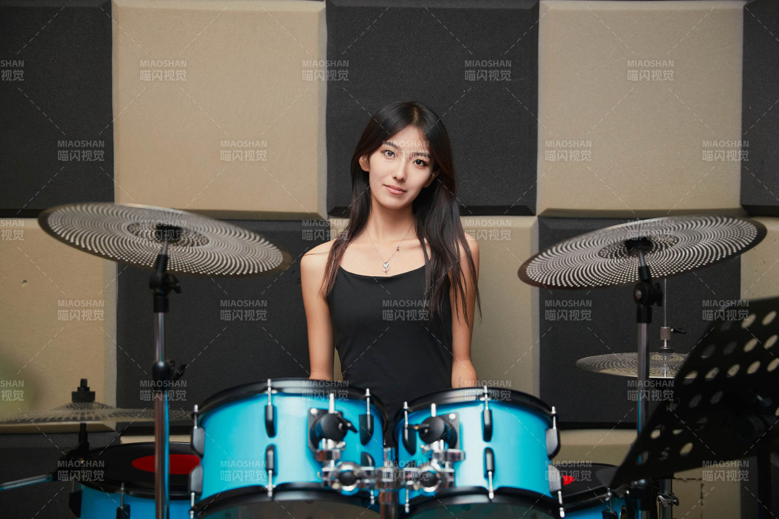 在排練室打爵士鼓的亞洲少女