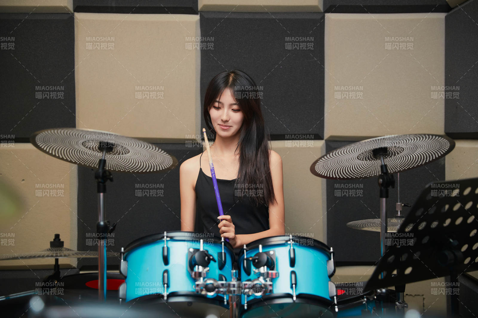 在排練室打爵士鼓的亞洲少女