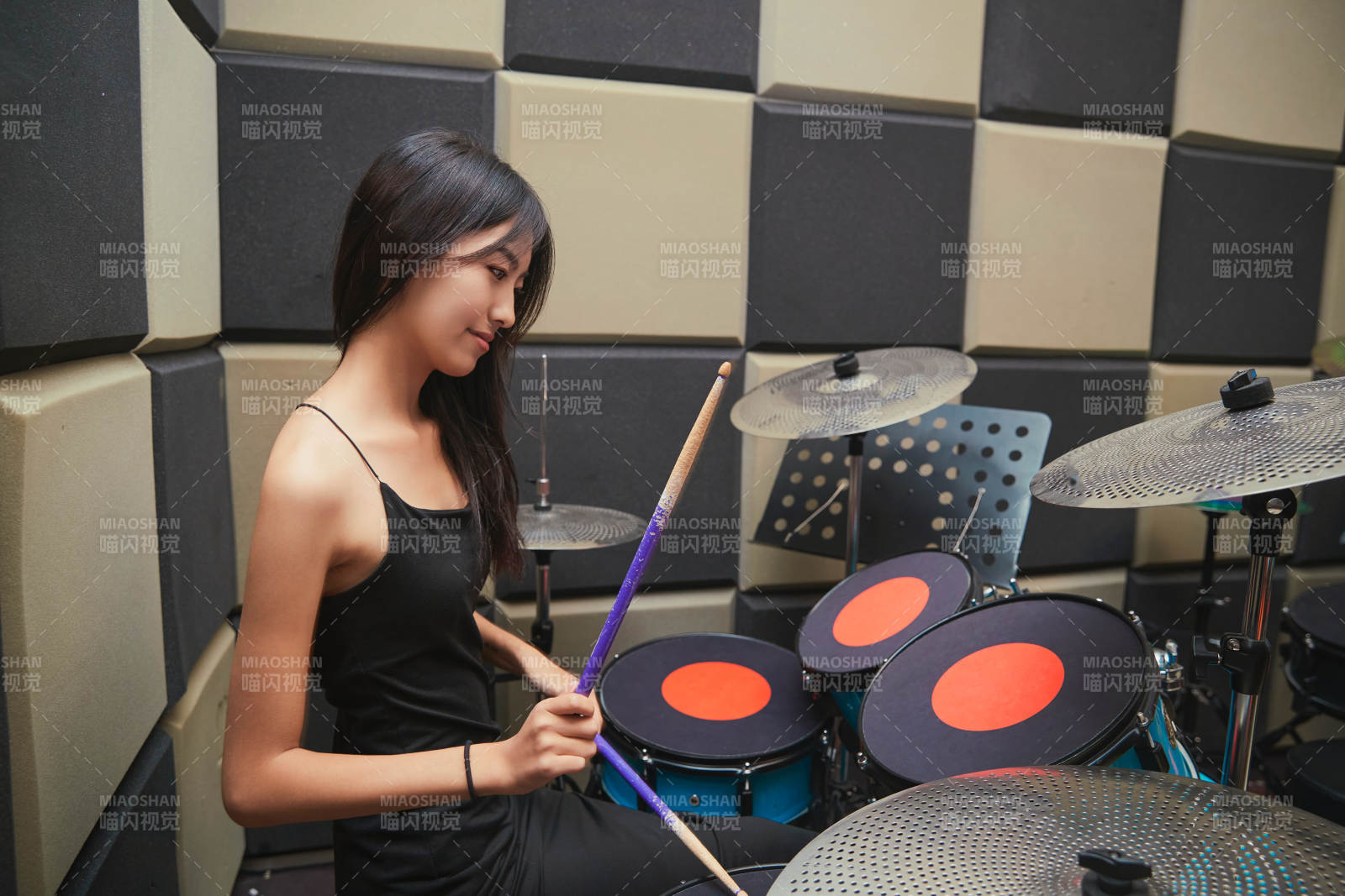 在排練室打爵士鼓的亞洲少女