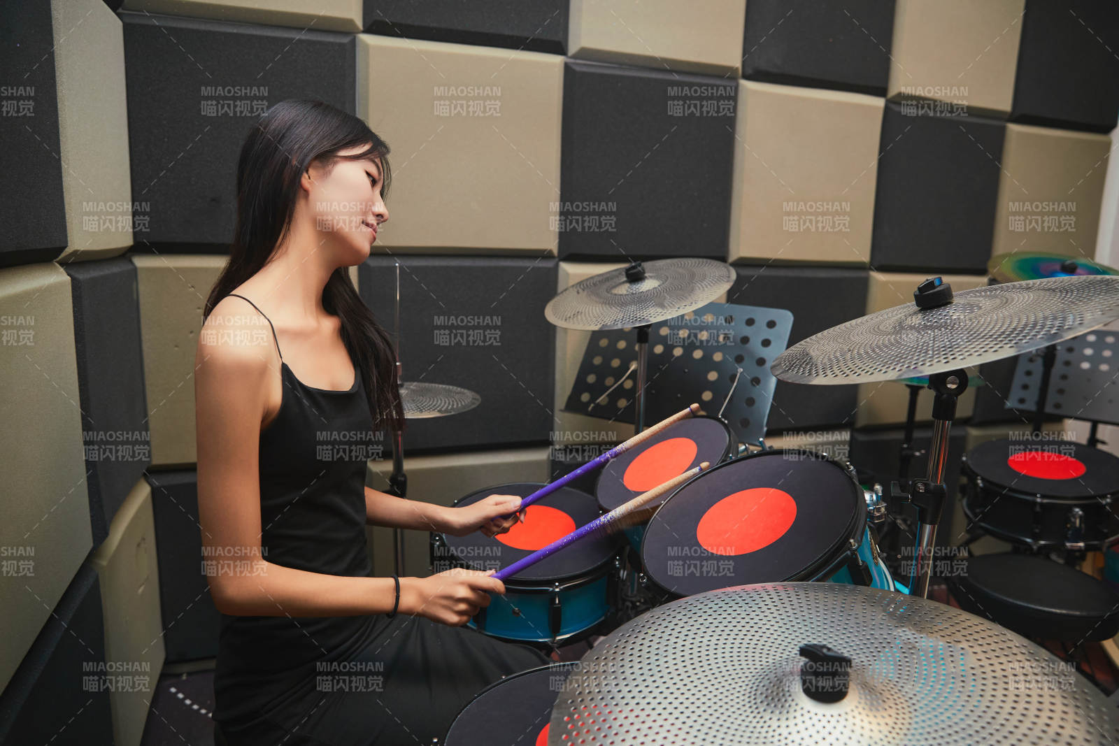 在排練室打爵士鼓的亞洲少女