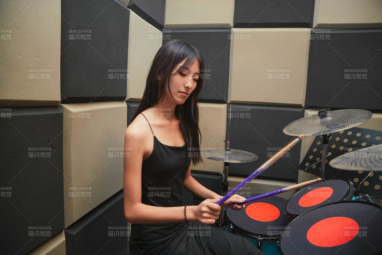 在排練室打爵士鼓的亞洲少女