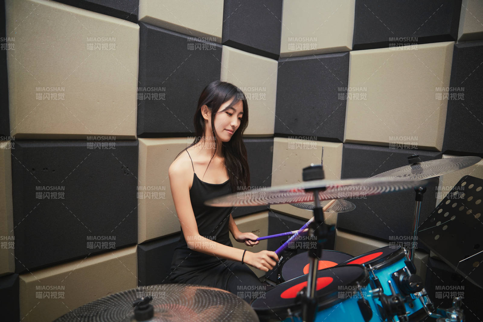 在排練室打爵士鼓的亞洲少女