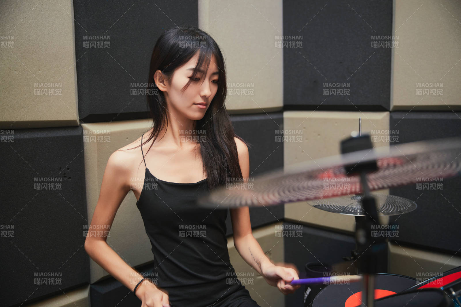 在排練室打爵士鼓的亞洲少女