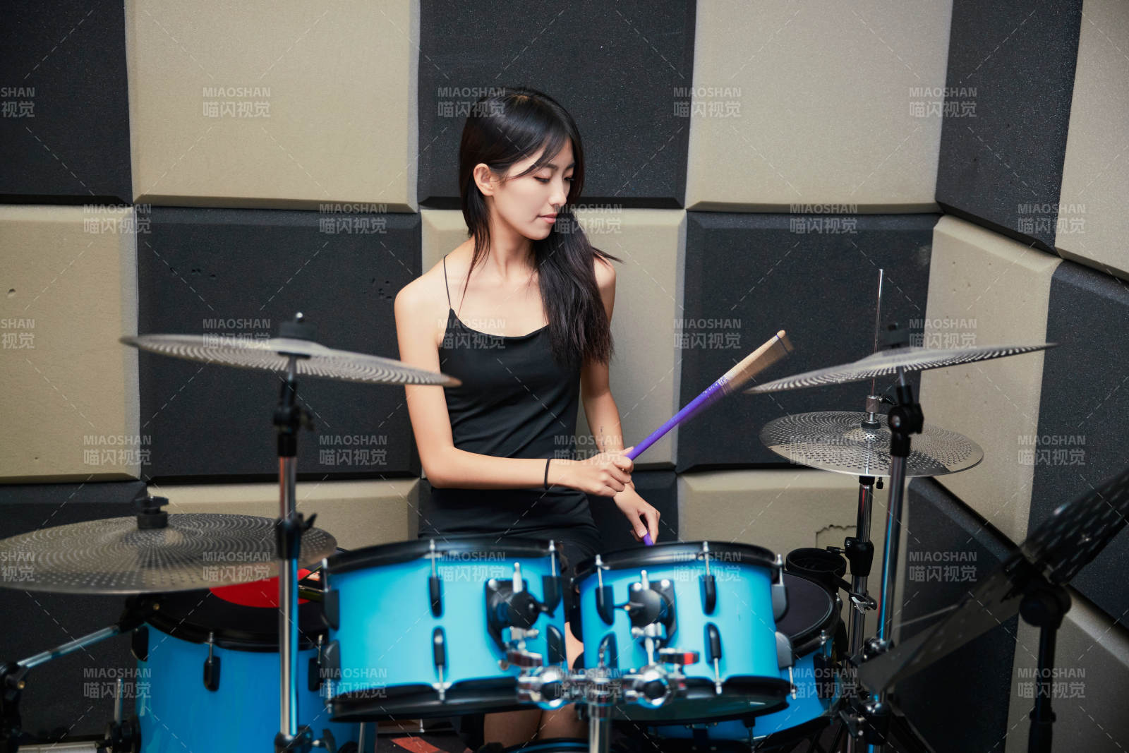 在排練室打爵士鼓的亞洲少女