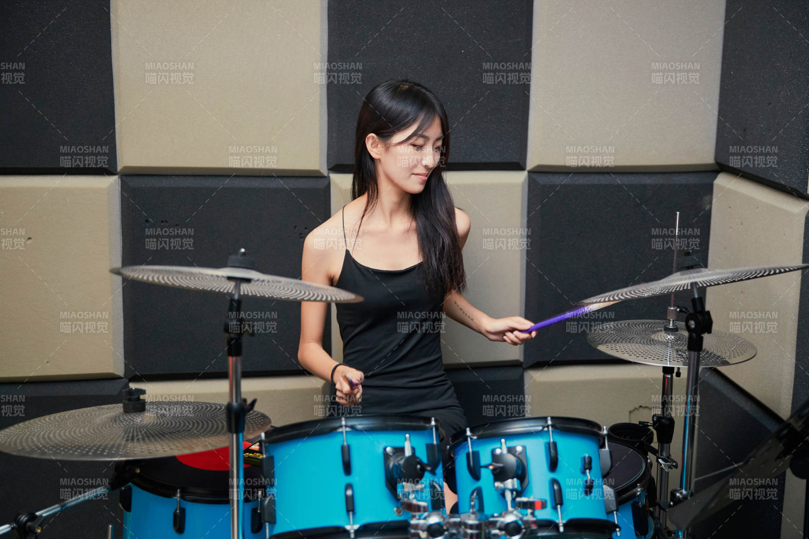 在排練室打爵士鼓的亞洲少女