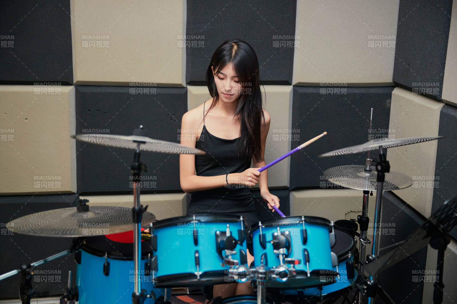 在排練室打爵士鼓的亞洲少女