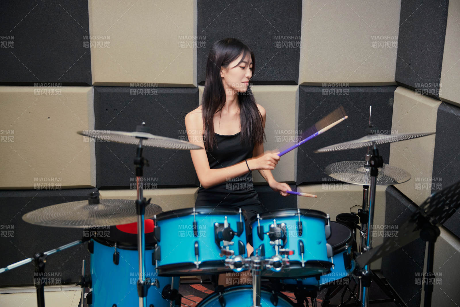 在排練室打爵士鼓的亞洲少女