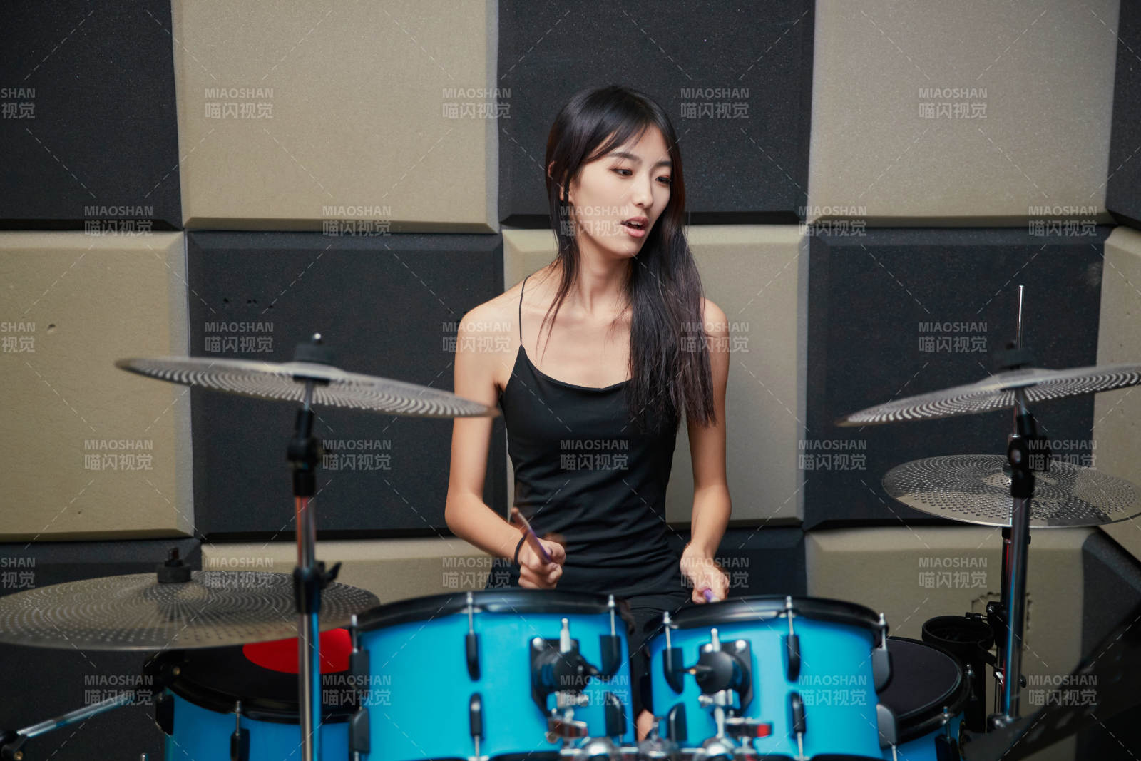 在排練室打爵士鼓的亞洲少女