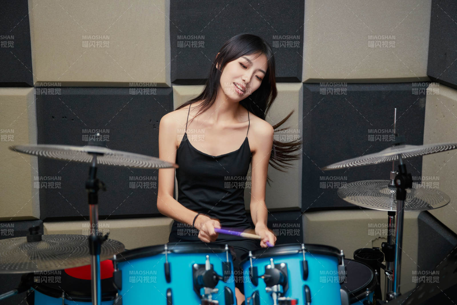 在排練室打爵士鼓的亞洲少女