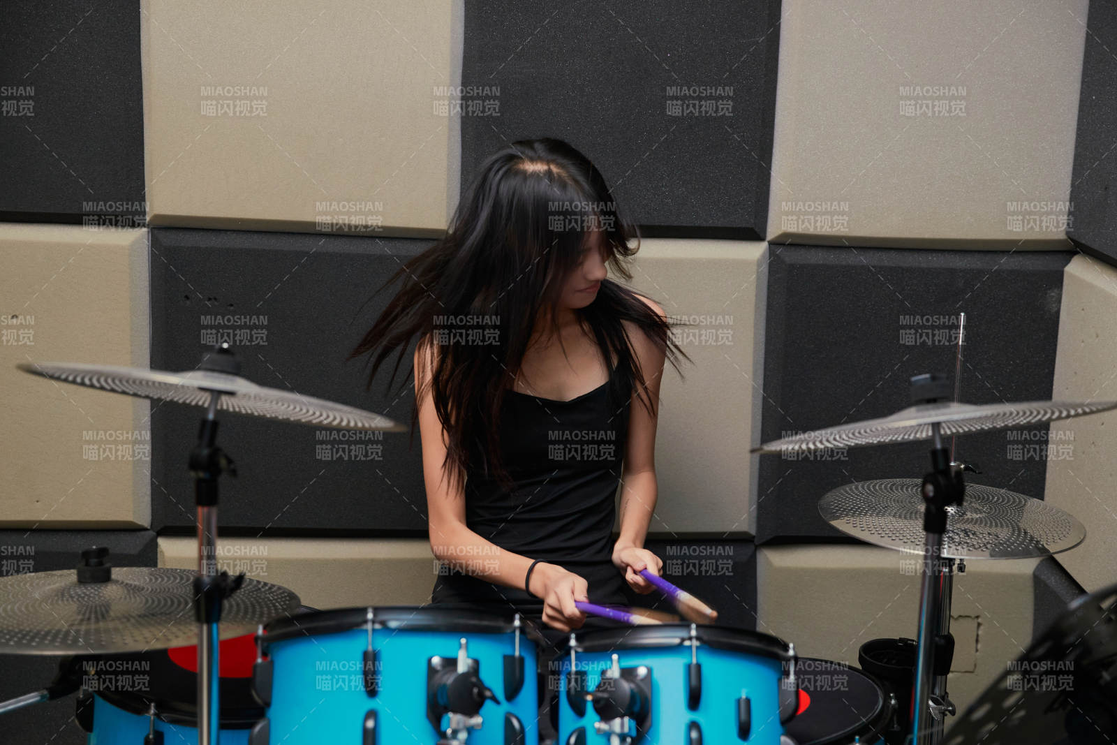 在排練室打爵士鼓的亞洲少女
