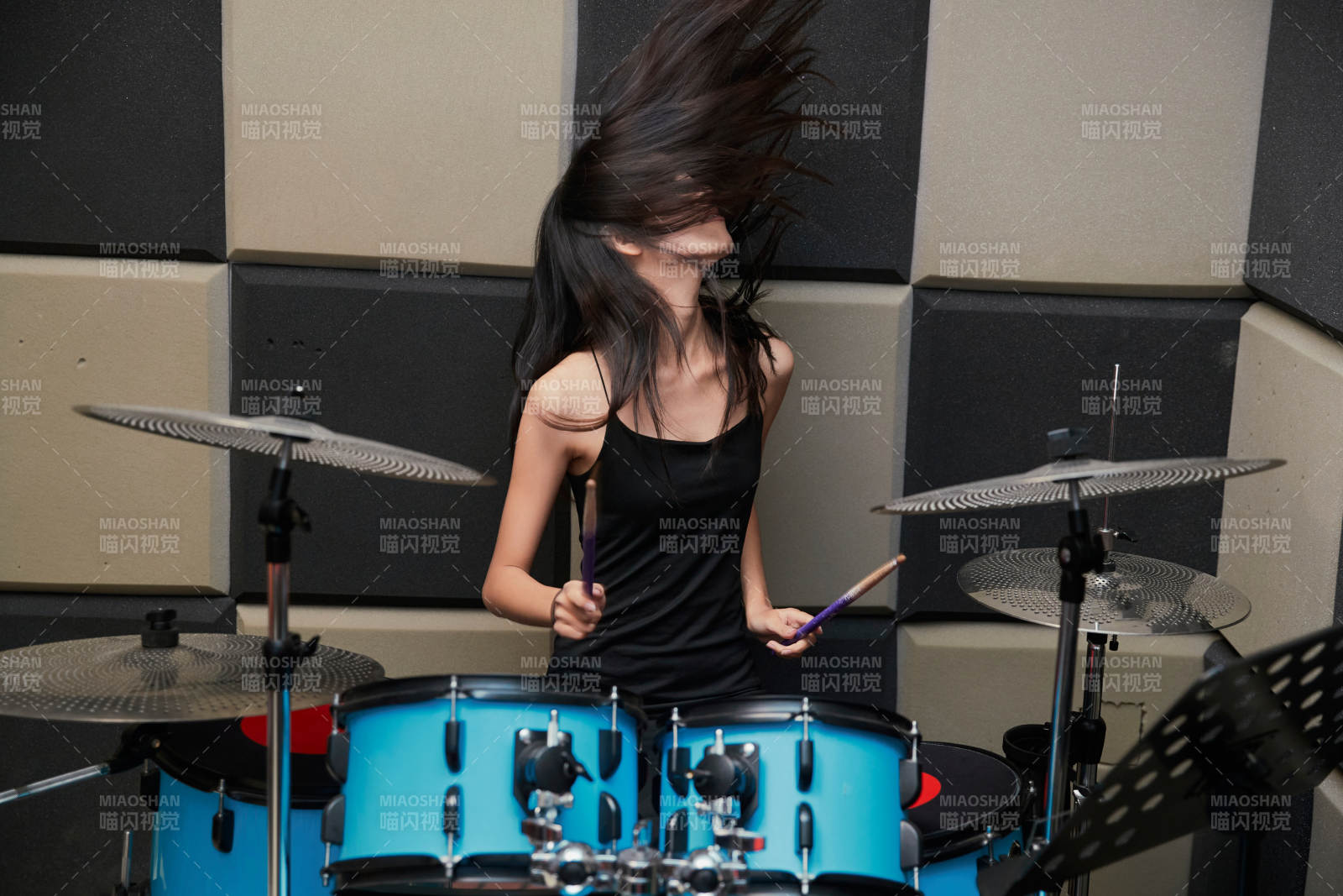 在排練室打爵士鼓的亞洲少女