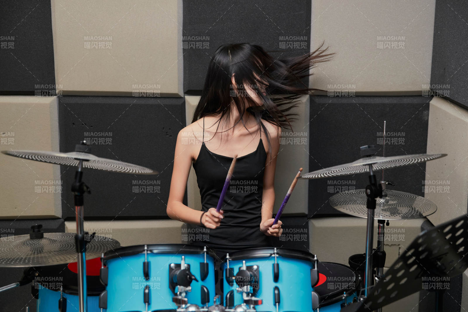 在排練室打爵士鼓的亞洲少女