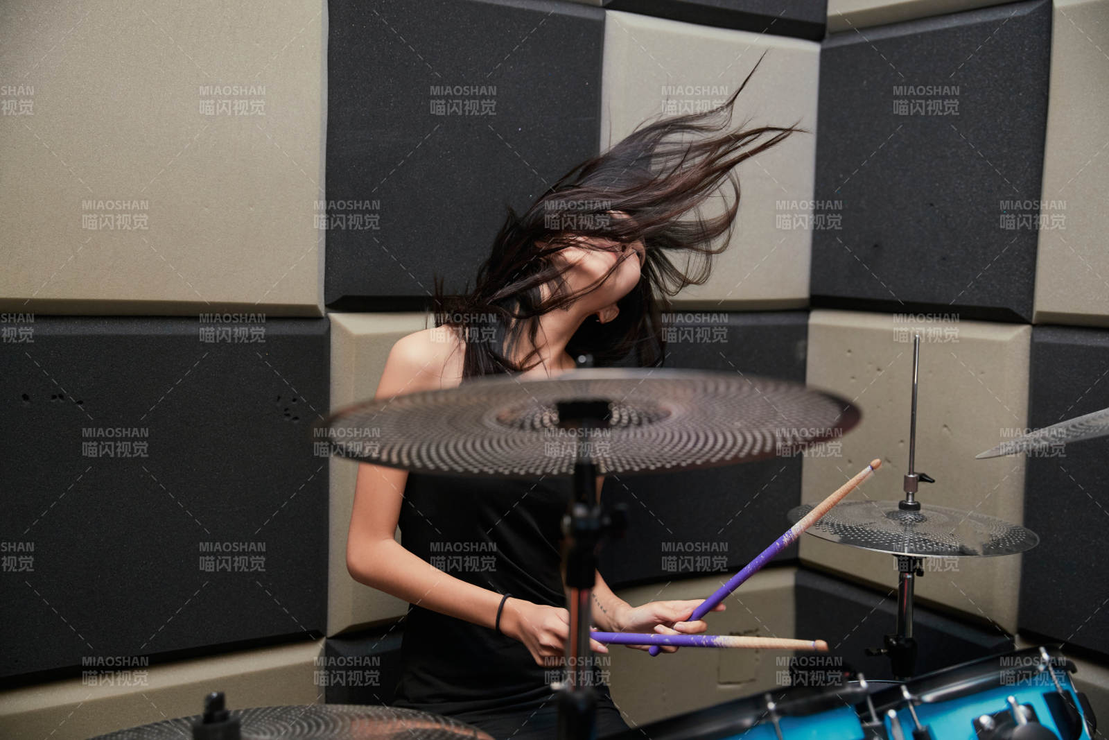 在排練室打爵士鼓的亞洲少女