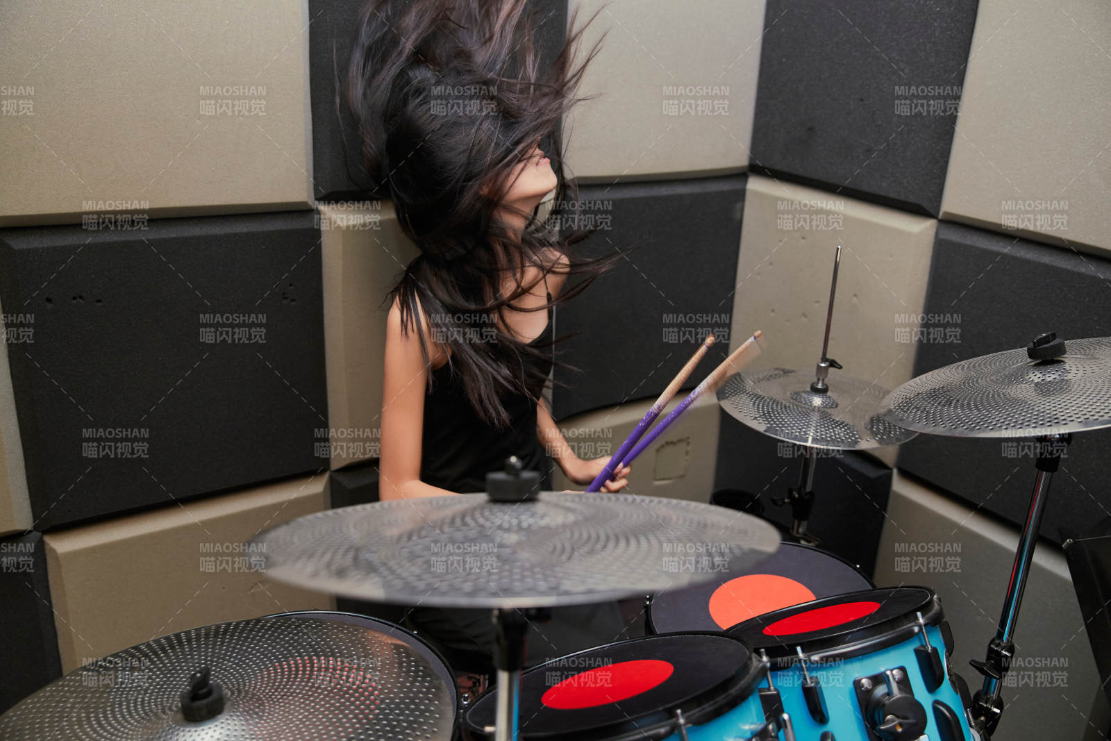 在排練室打爵士鼓的亞洲少女