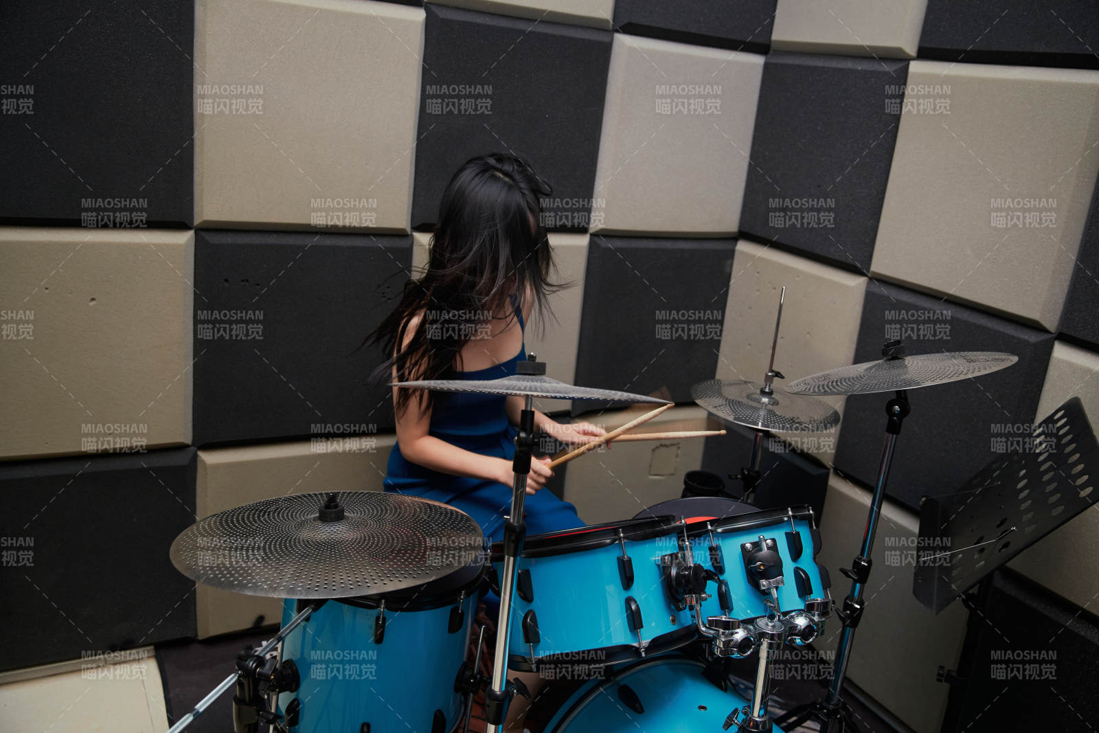 在排練室打爵士鼓的亞洲少女