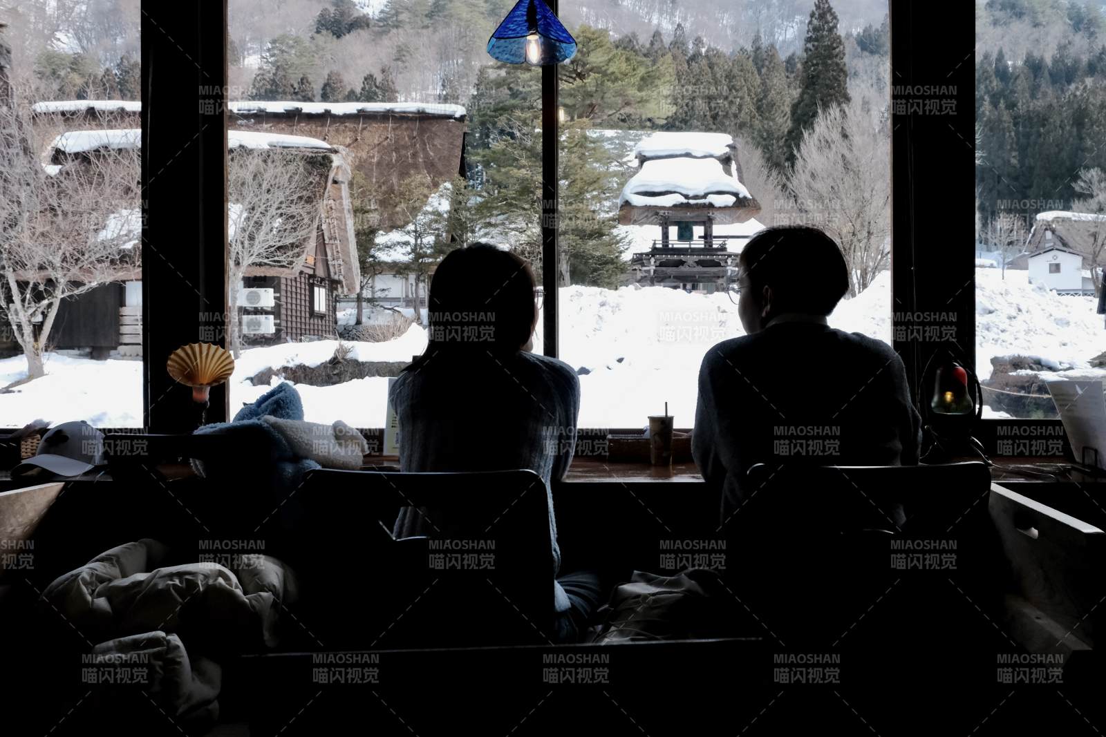 雪景窗前静坐两人