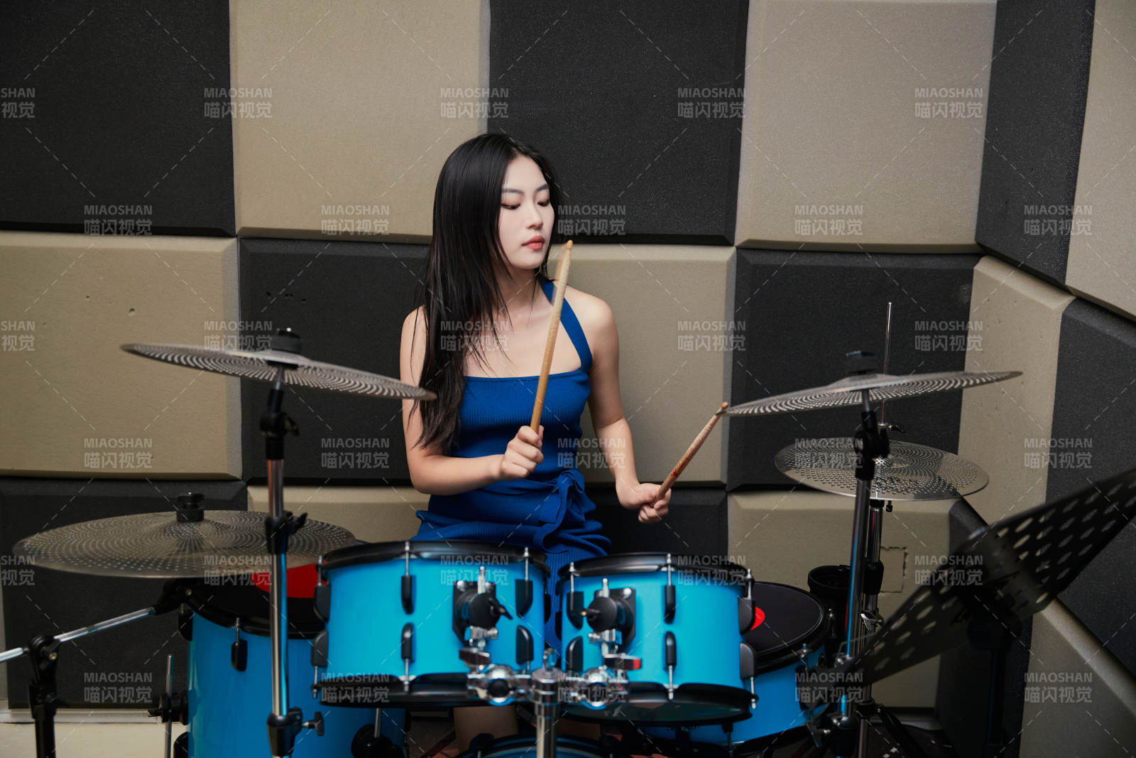 在排練室打爵士鼓的亞洲少女