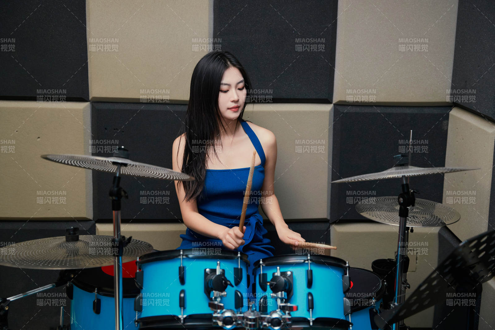 在排練室打爵士鼓的亞洲少女