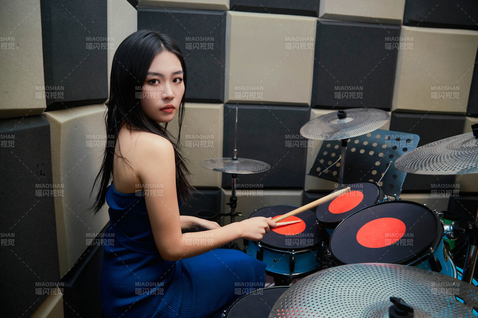 在排練室打爵士鼓的亞洲少女