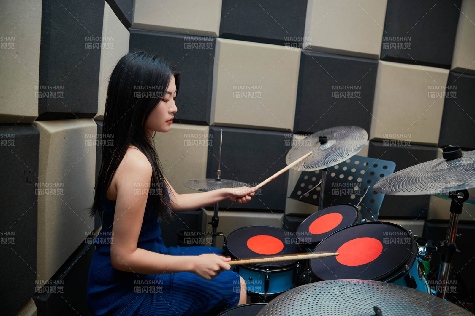 在排練室打爵士鼓的亞洲少女