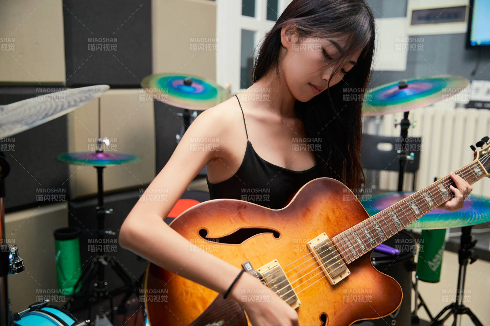 在錄音室排練演奏的亞洲少女