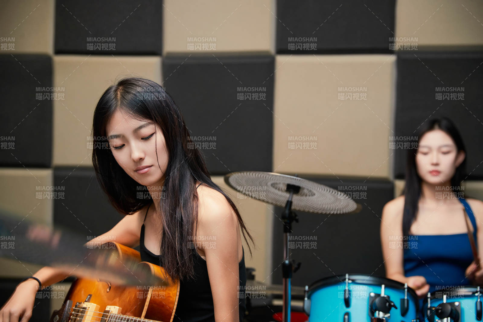 在錄音室排練演奏的亞洲少女