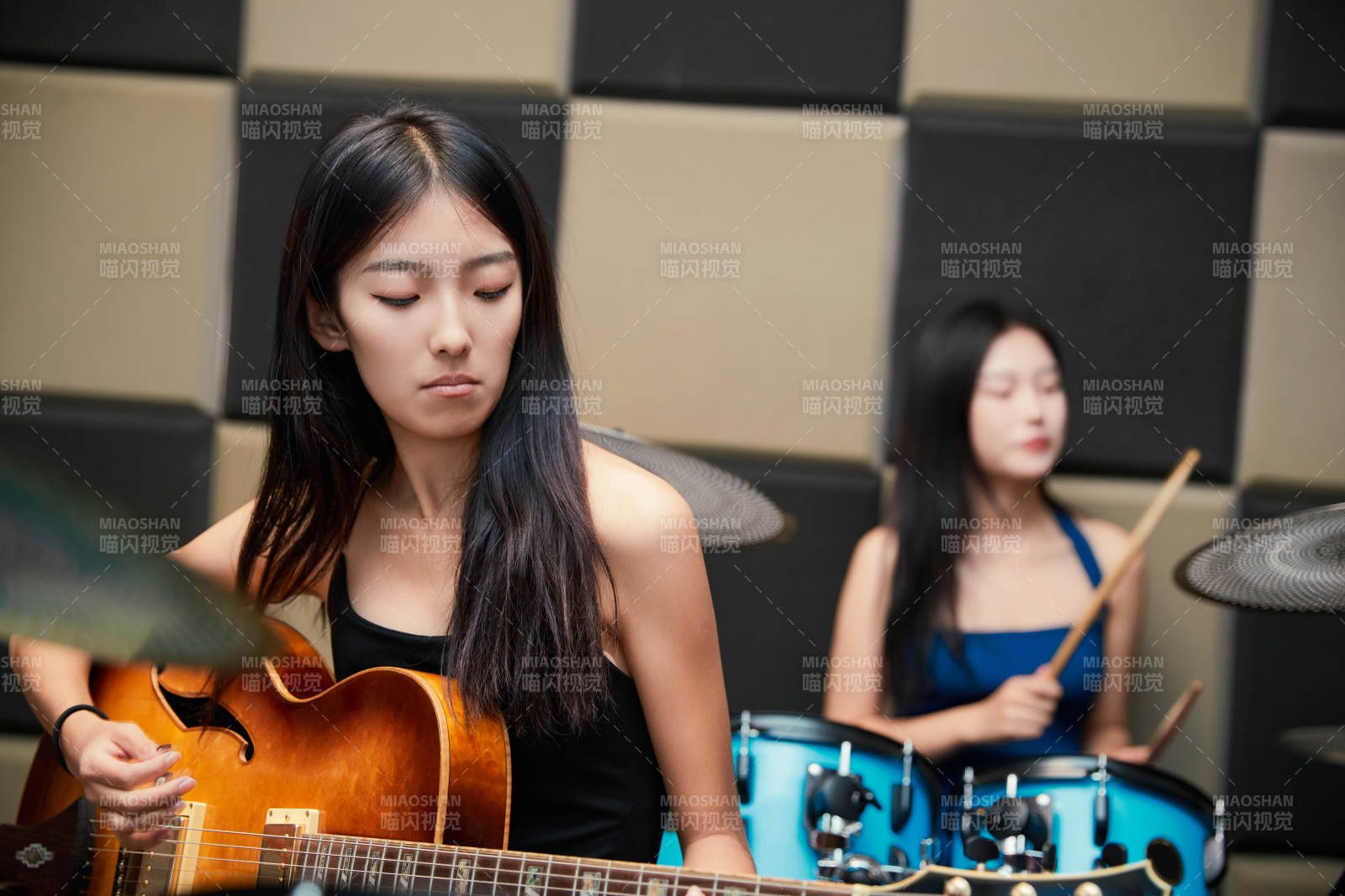 在錄音室排練演奏的亞洲少女