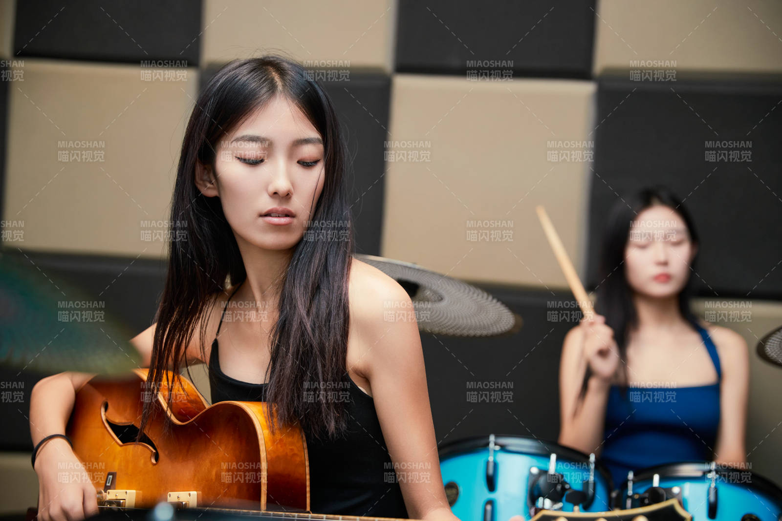 在錄音室排練演奏的亞洲少女