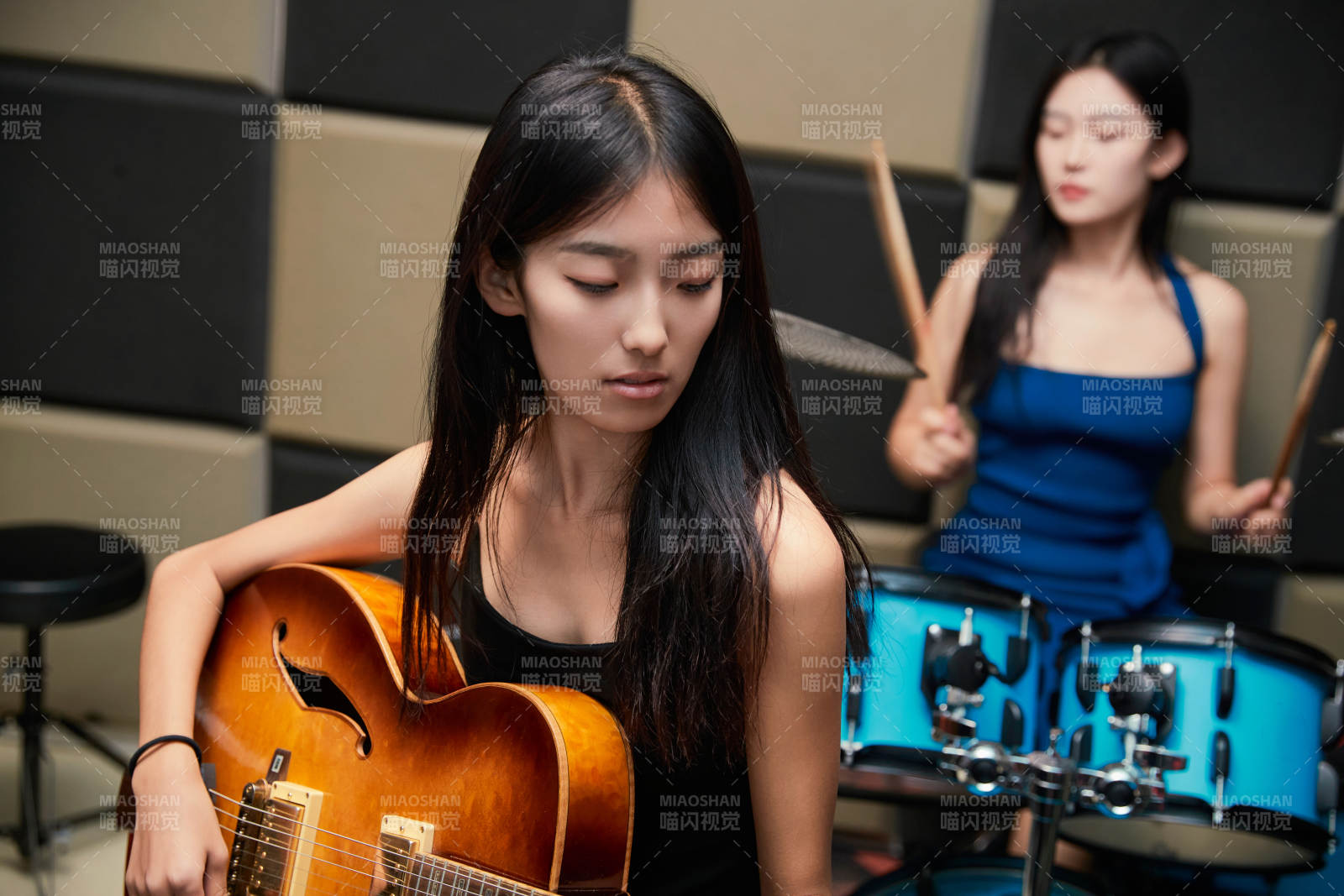 在錄音室排練演奏的亞洲少女
