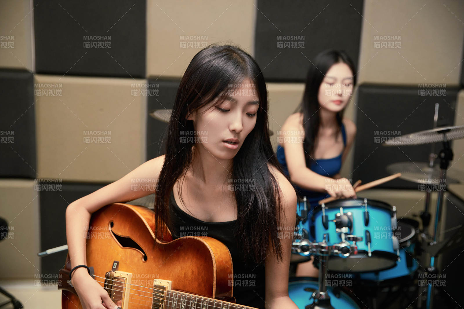 在錄音室排練演奏的亞洲少女