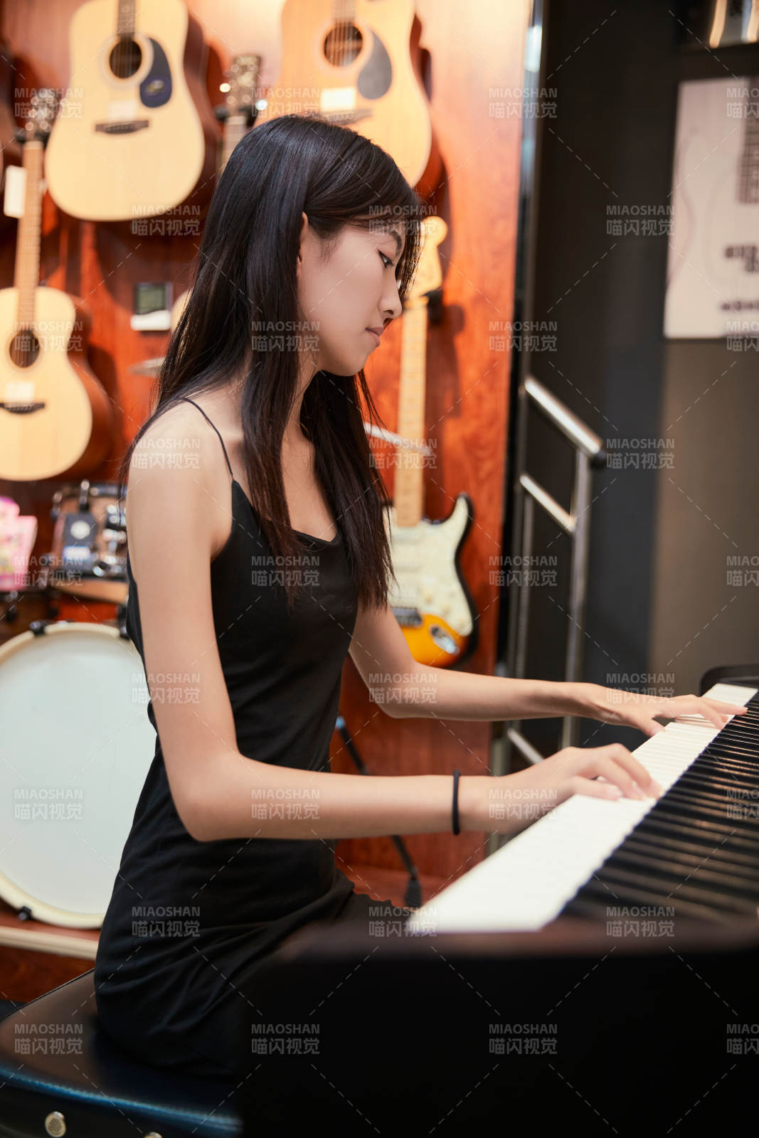 演奏鋼琴的亞洲少女