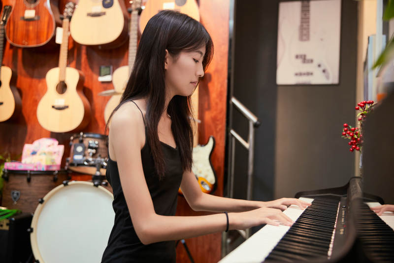 演奏钢琴的亚洲少女
