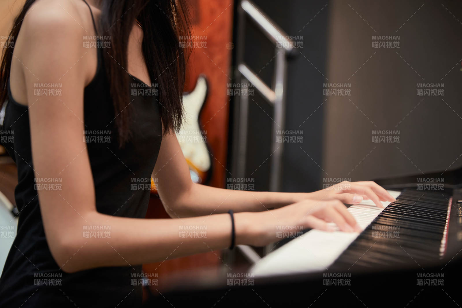 演奏鋼琴的亞洲少女