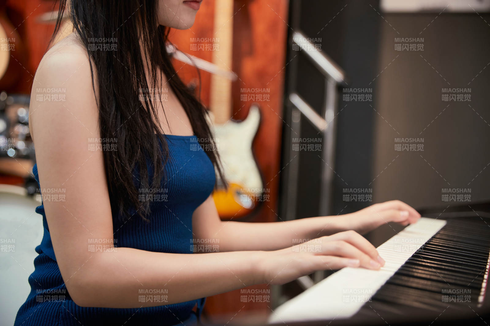 演奏鋼琴的亞洲少女