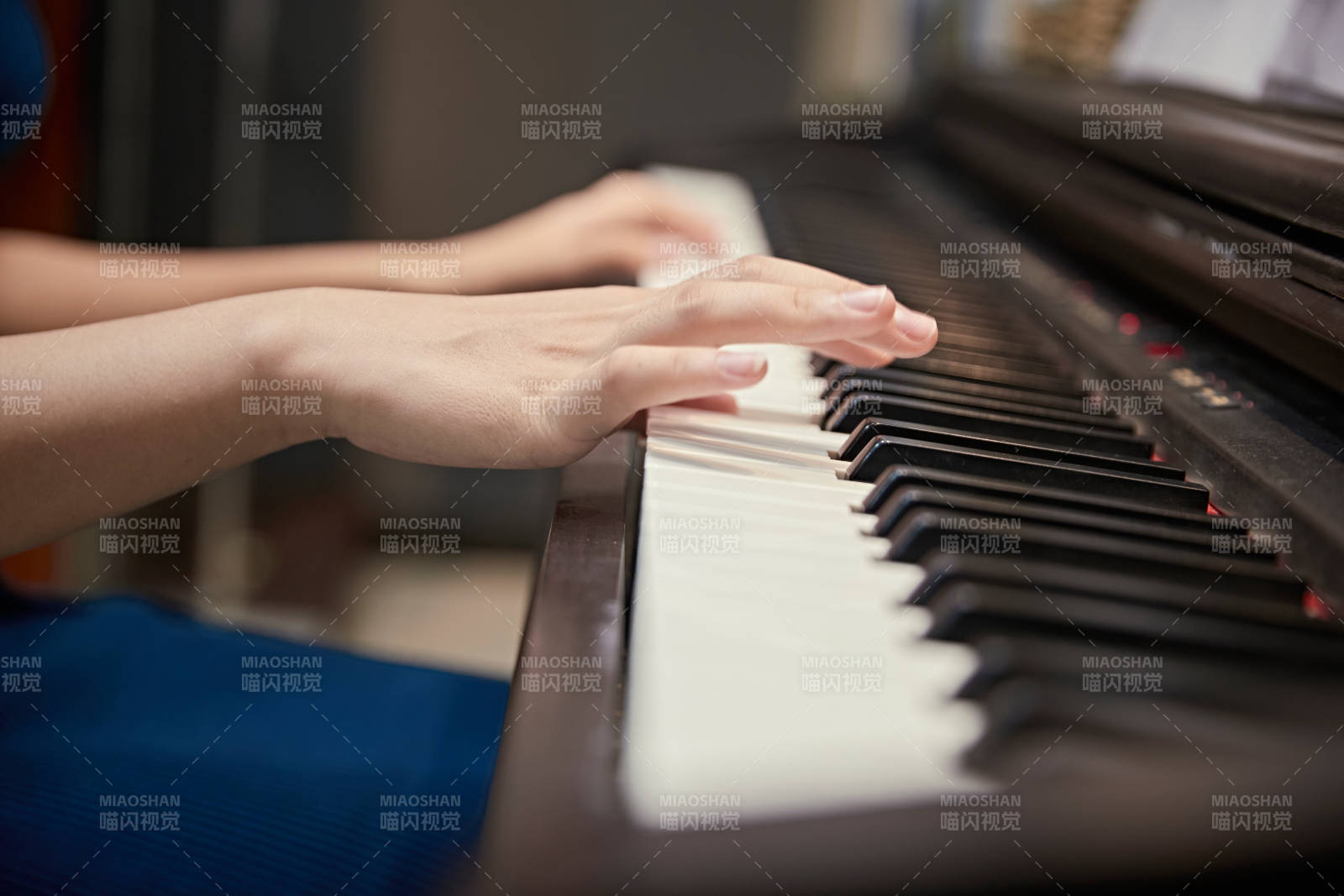 演奏鋼琴的亞洲少女