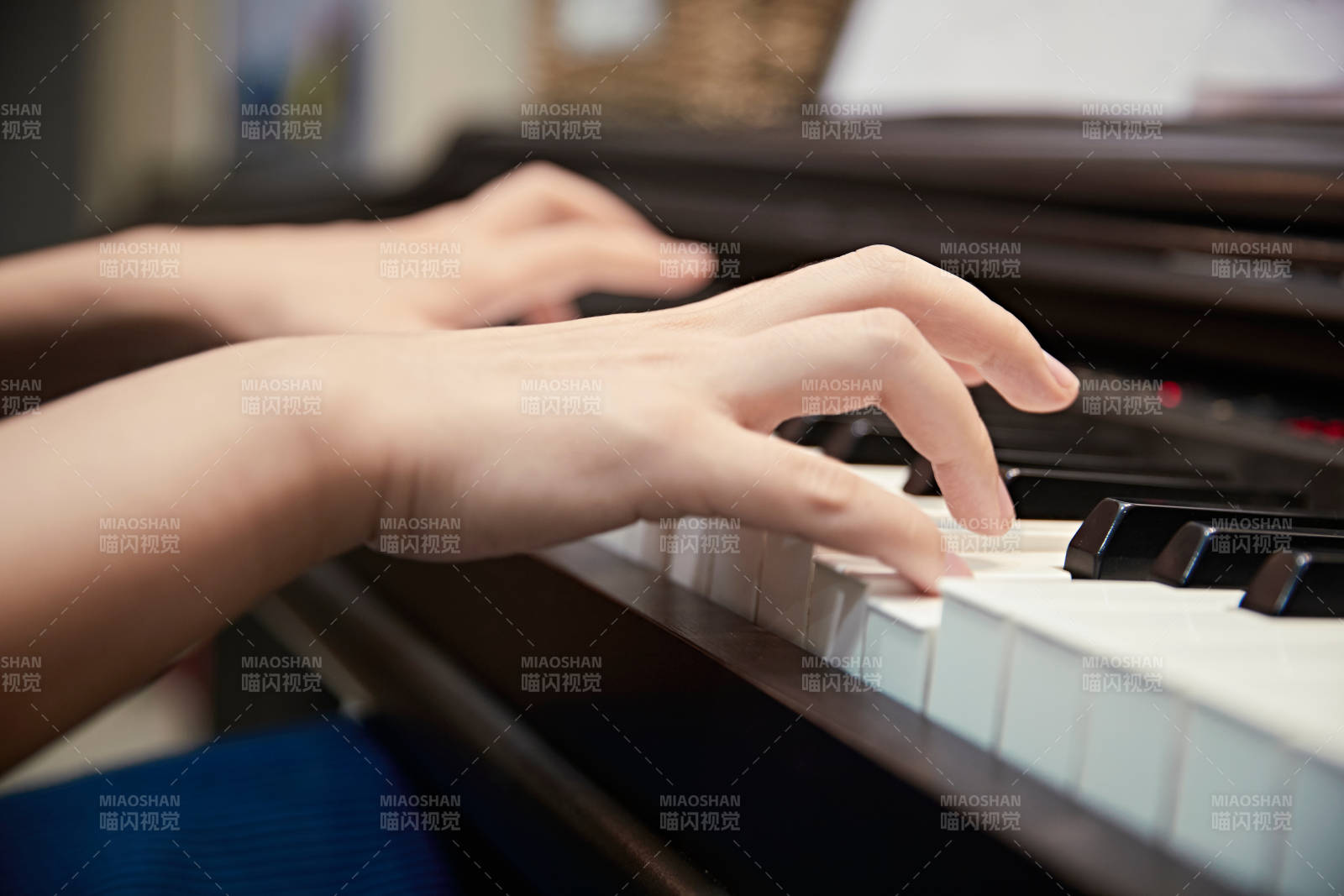 演奏鋼琴的亞洲少女