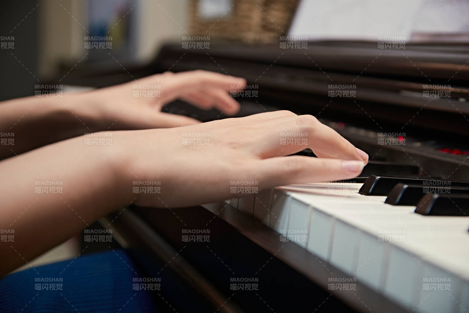 演奏鋼琴的亞洲少女