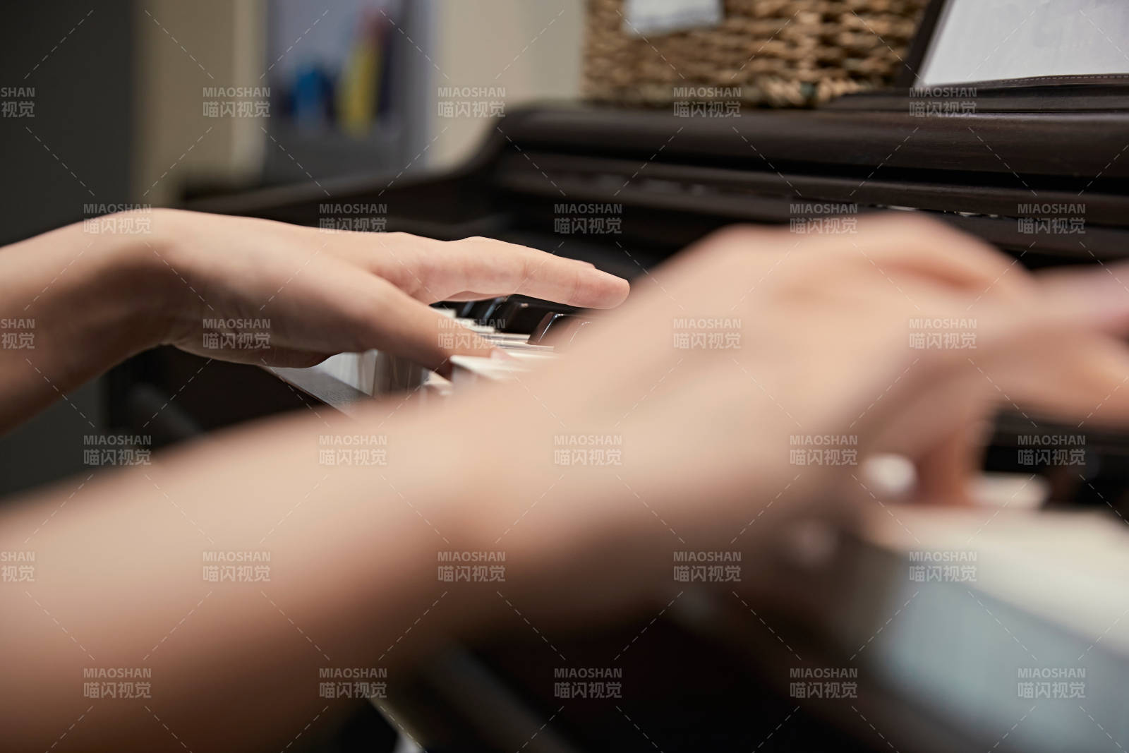 演奏鋼琴的亞洲少女