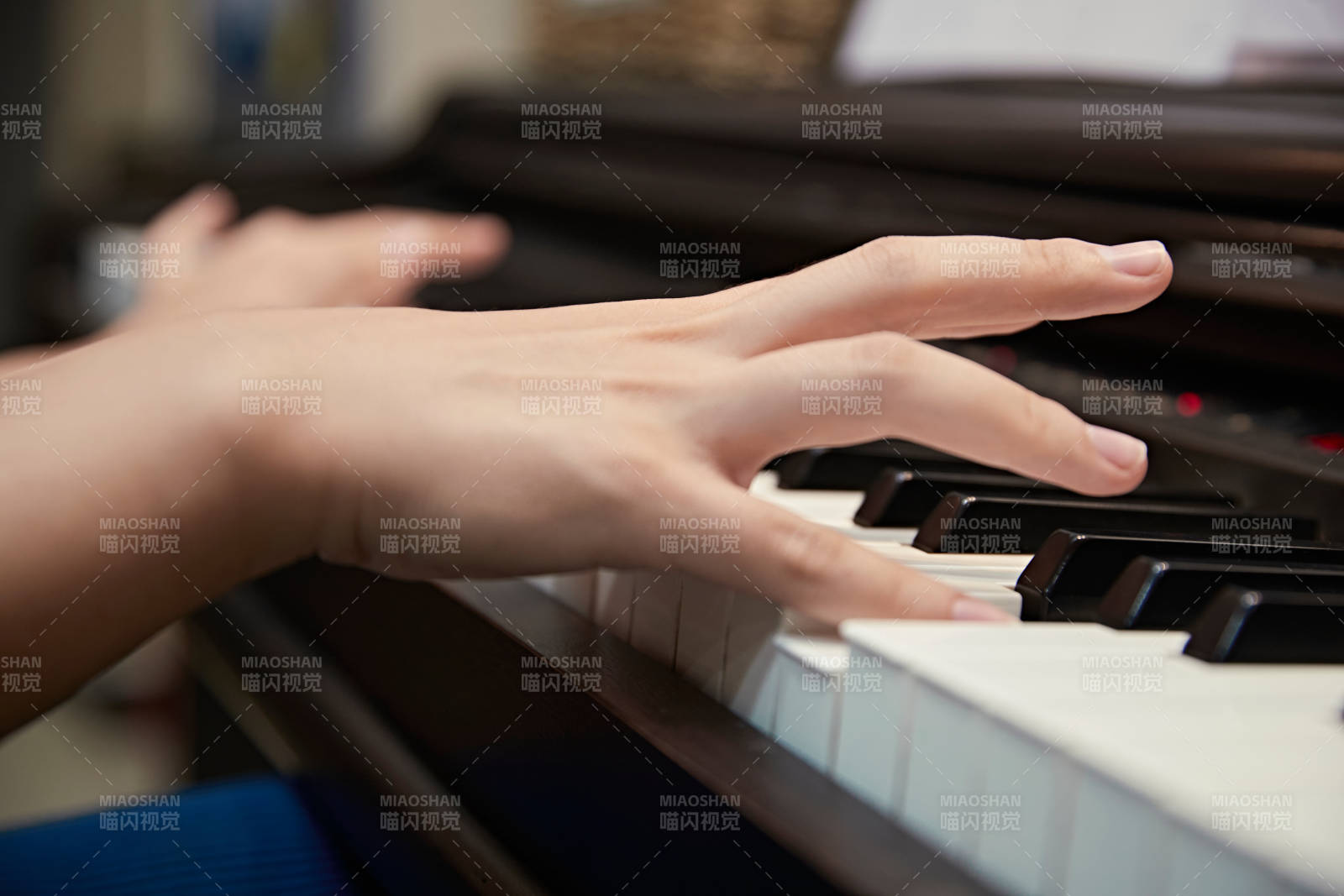 演奏鋼琴的亞洲少女