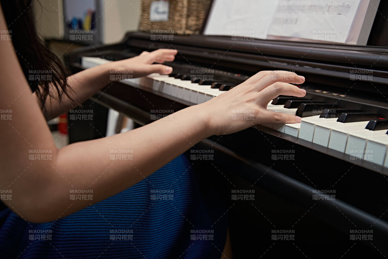 演奏鋼琴的亞洲少女