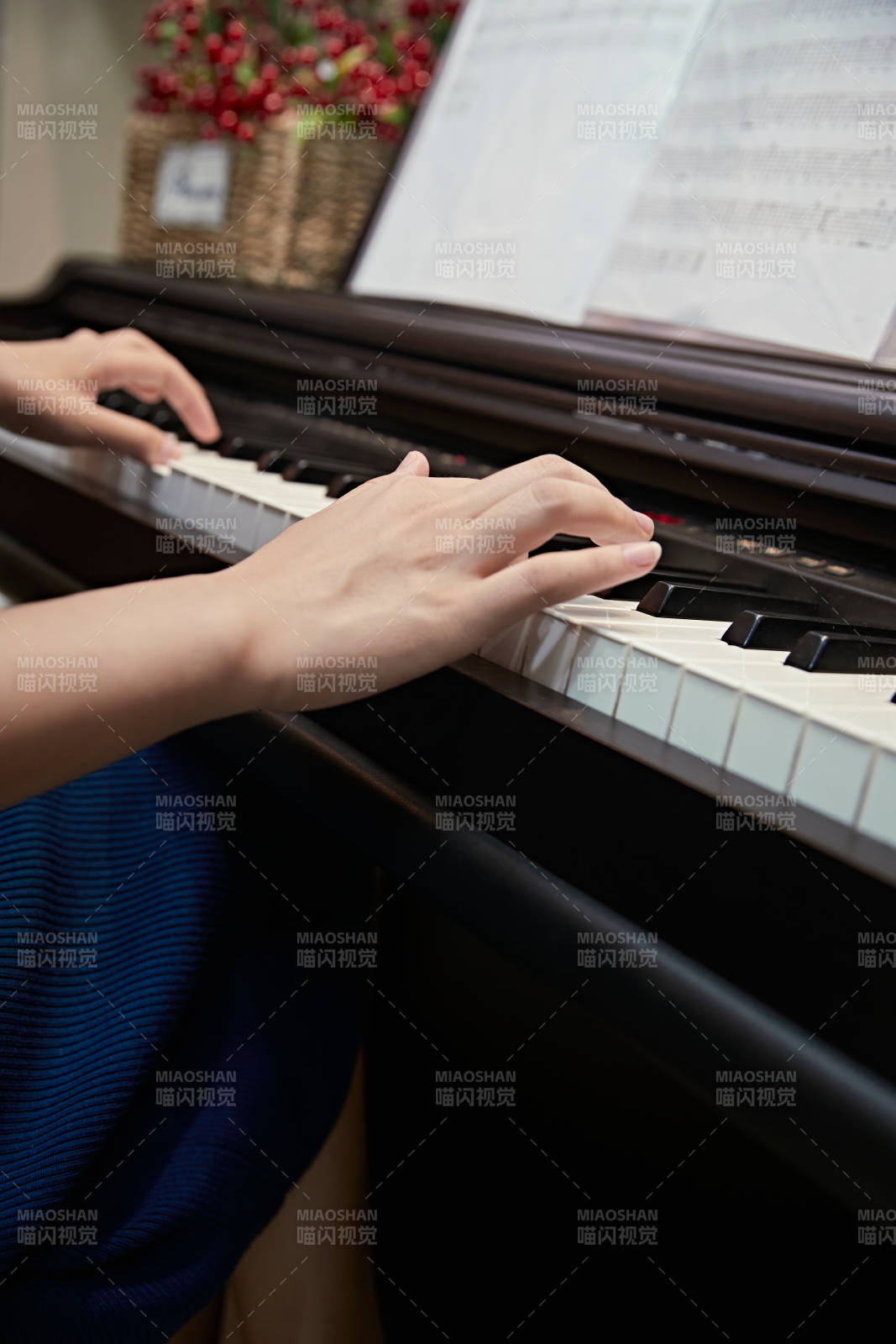 演奏鋼琴的亞洲少女