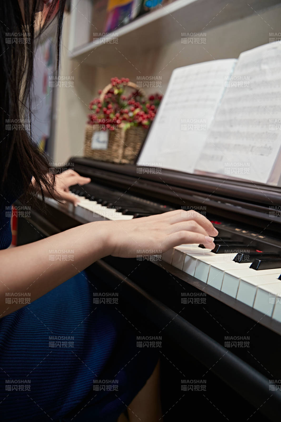 演奏鋼琴的亞洲少女