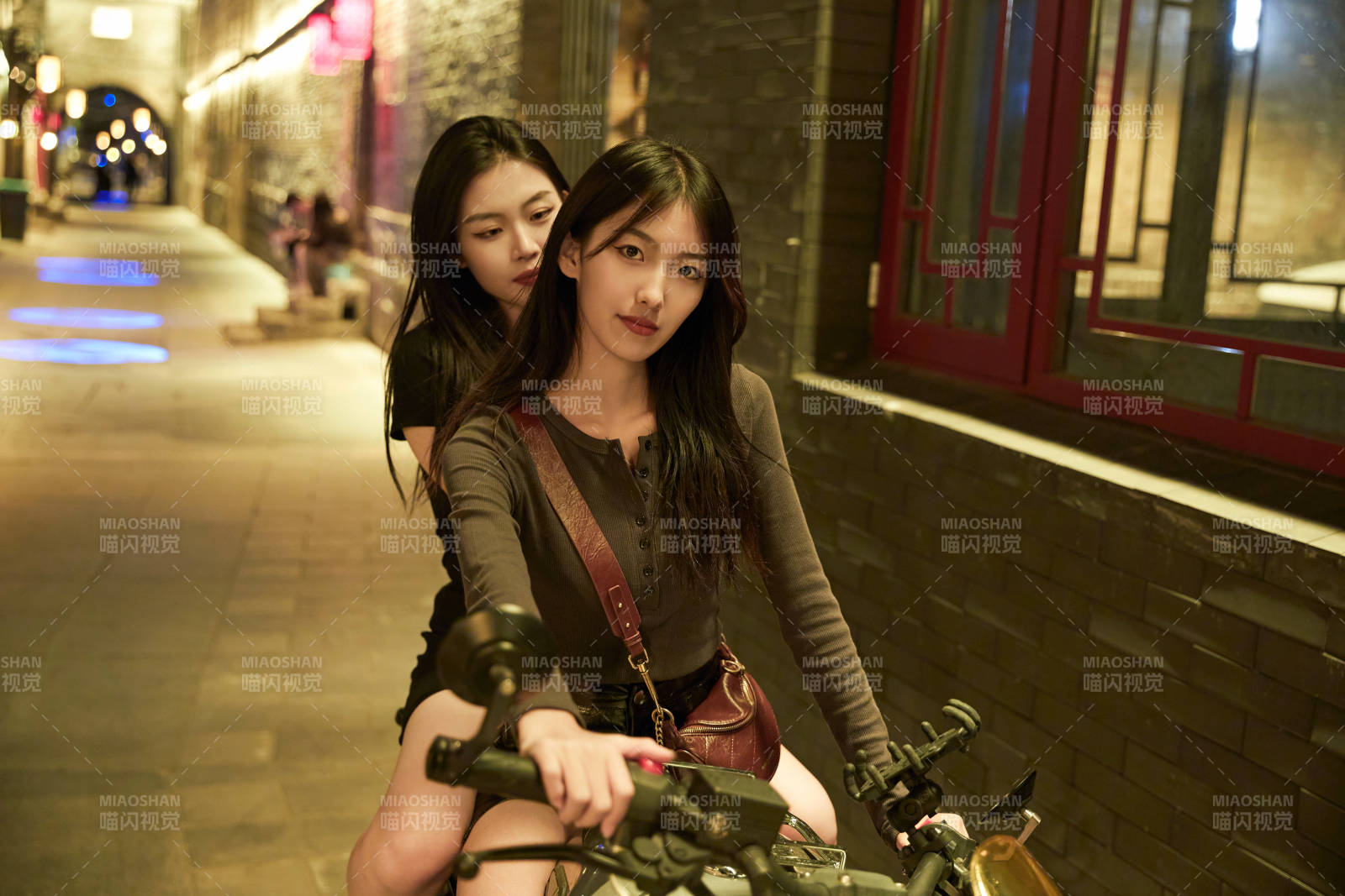 夜晚古城景區(qū)騎摩托的少女