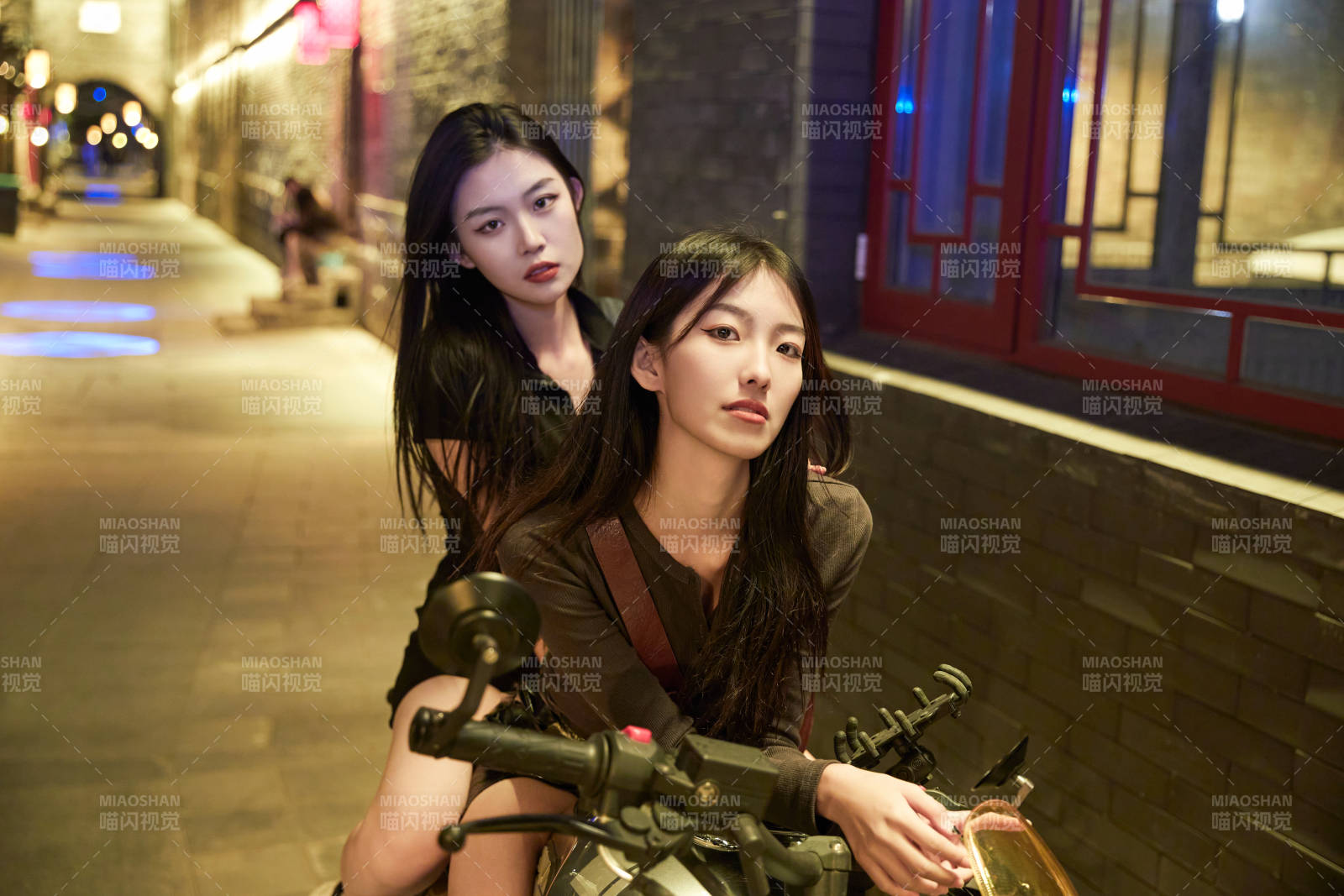 夜晚古城景區騎摩托的少女