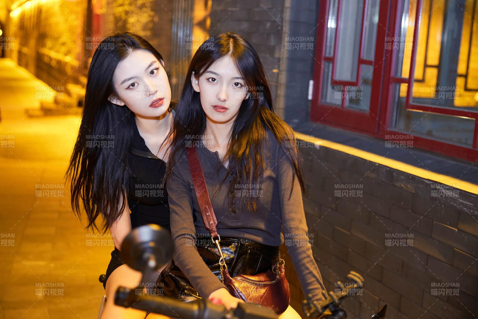 夜晚古城景區騎摩托的少女